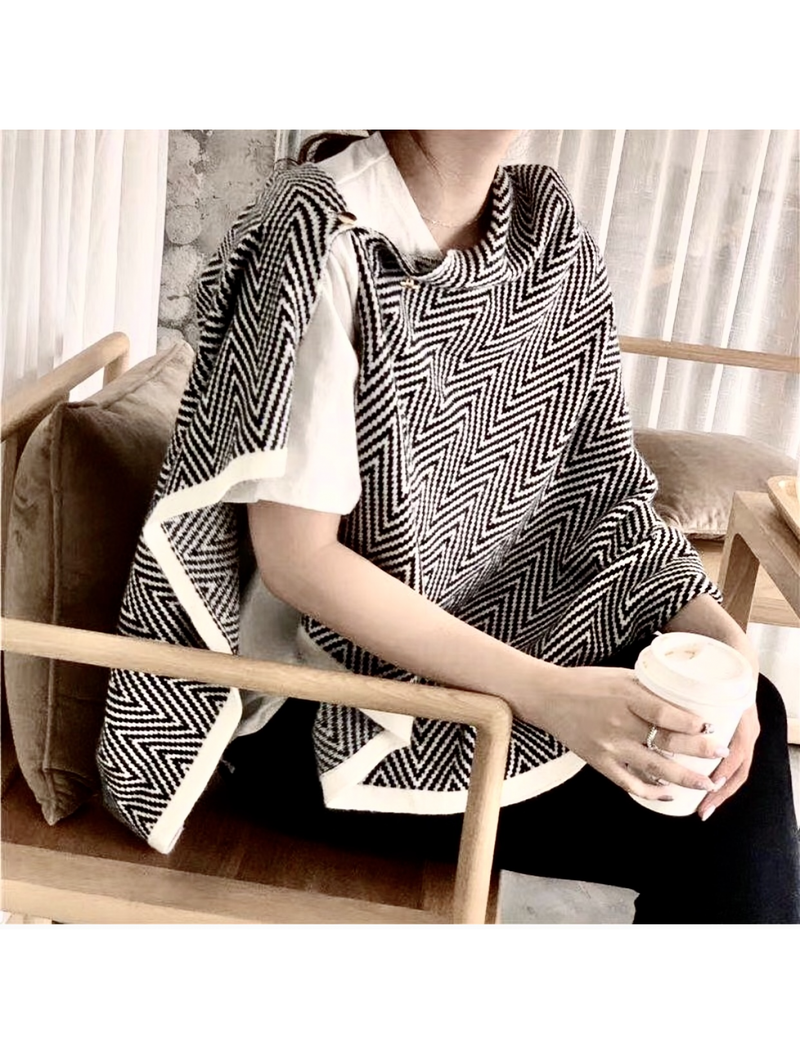 Wavy Print Knit Shawl with Buttons